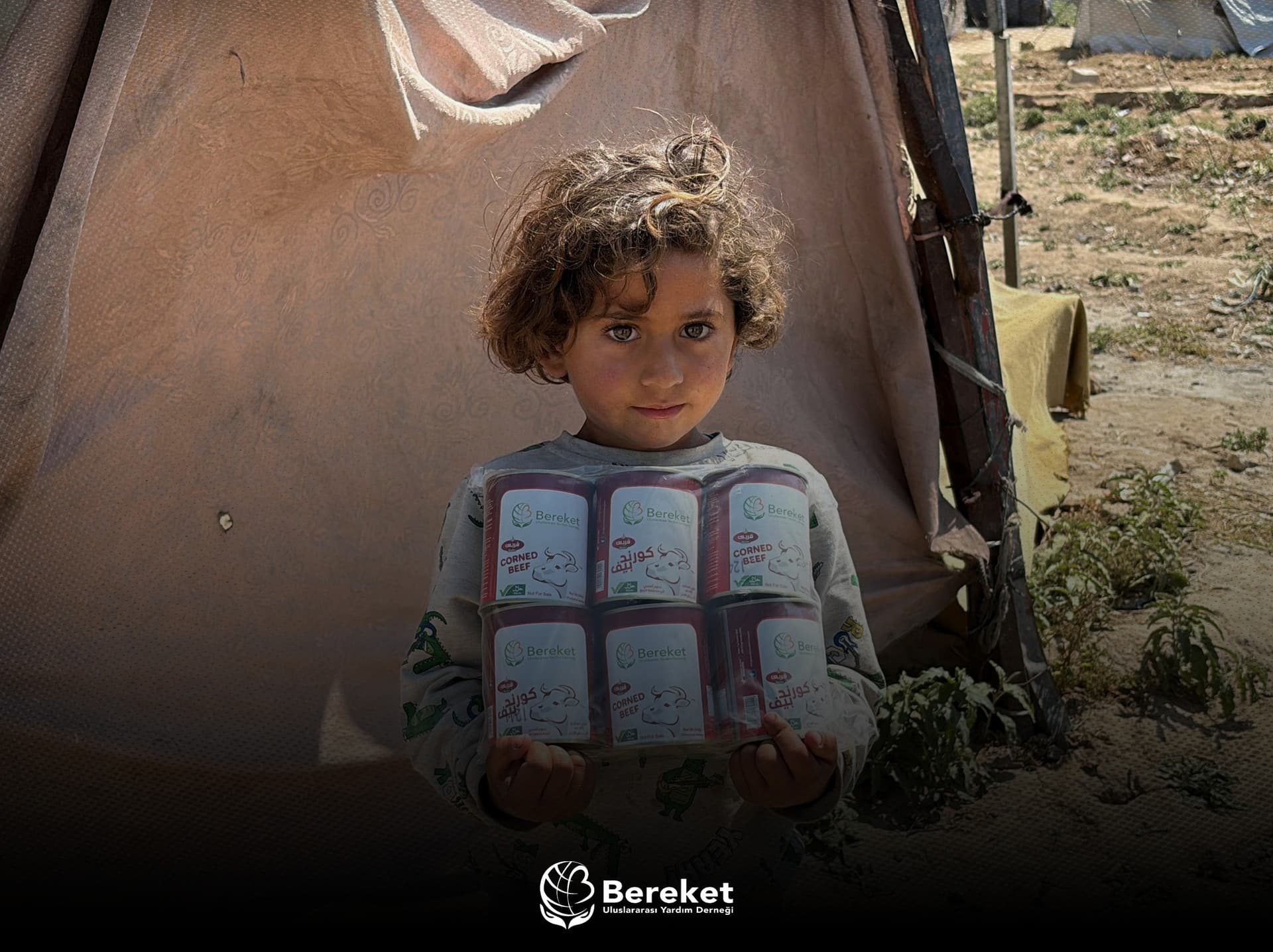 Barakat Association distributes canned sacrificial meat in the Gaza Strip, donated by an Algerian woman.