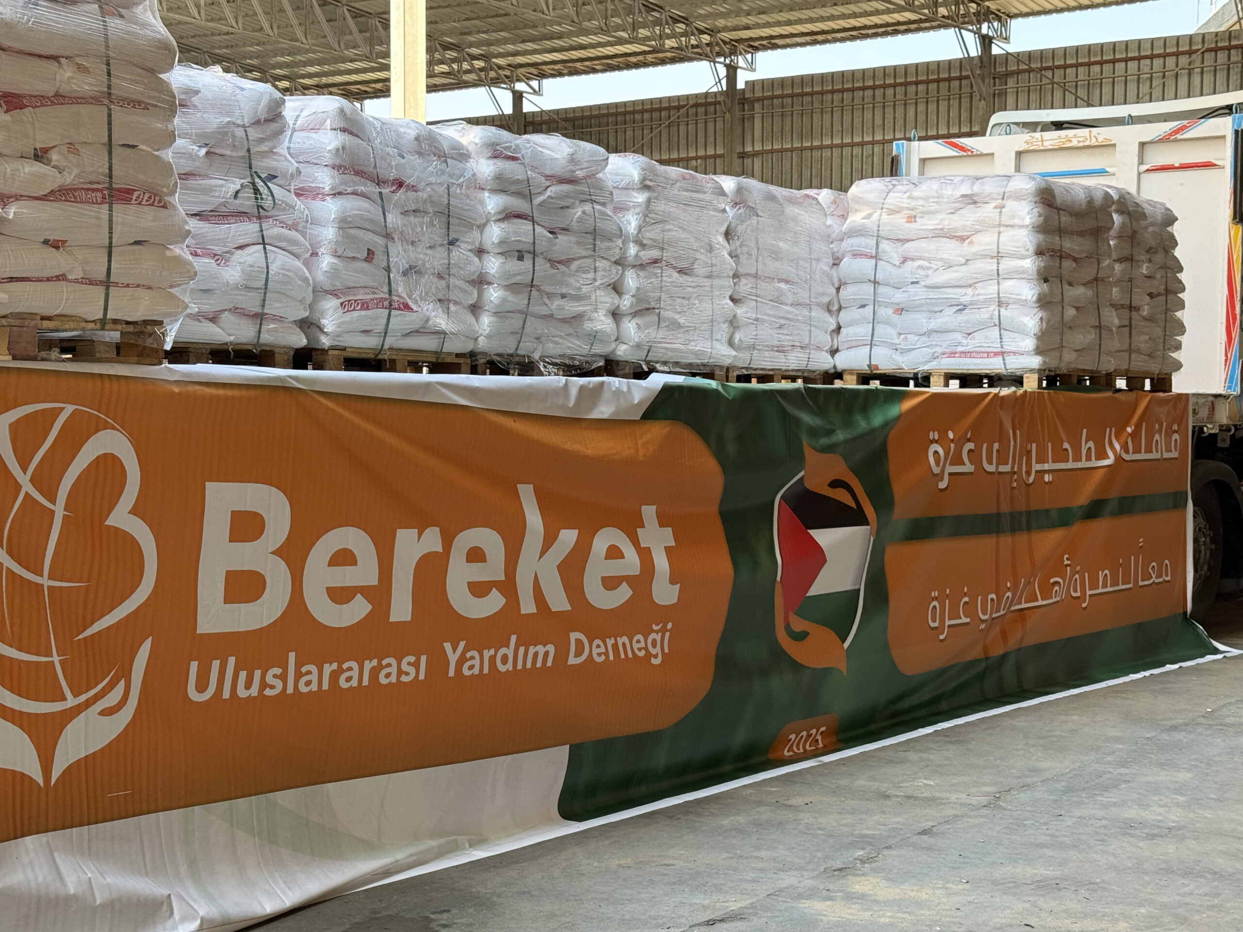 قافلة البركة تعبر رفح محمّلة بالطحين والخيام